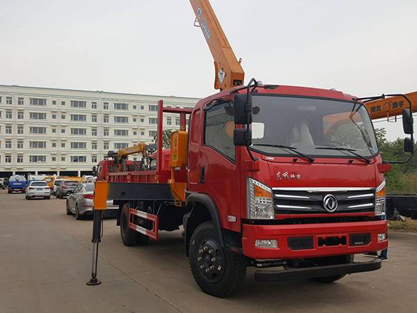 東風(fēng)廂長(zhǎng)3.6米藍(lán)牌隨車吊