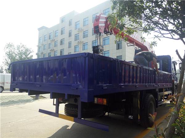 東風柳汽乘龍8噸隨車吊
