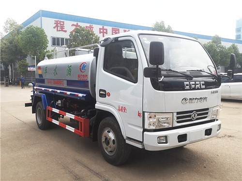 東風多利卡5噸程力灑水車發云南！