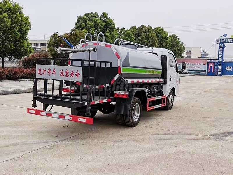 東風途逸藍牌灑水車