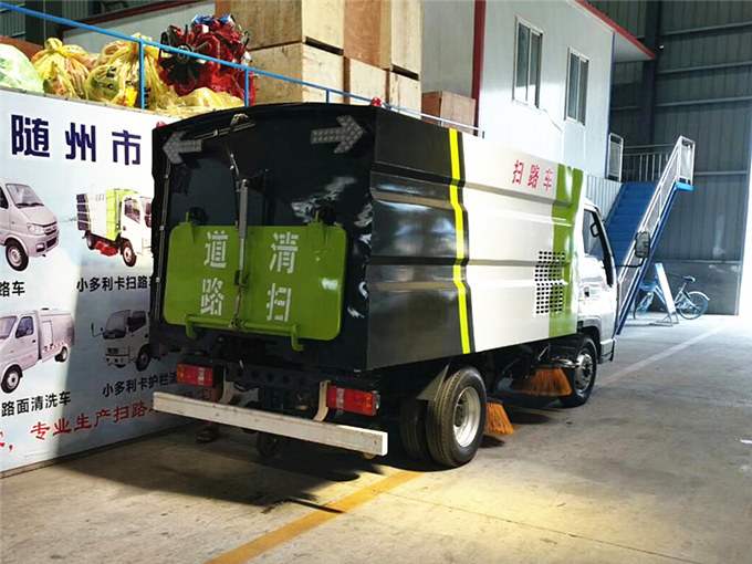 福田時(shí)代小型掃路車
