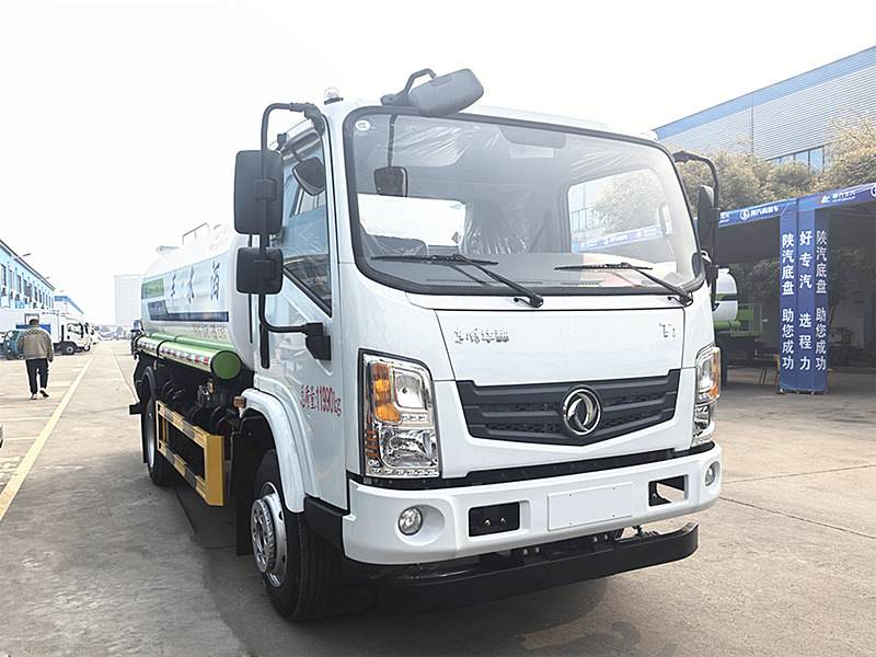 抑塵霧炮車、程力灑水車都來了，開展消毒作業